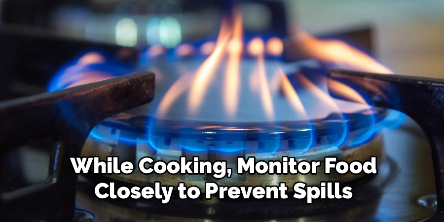 While Cooking, Monitor Food
Closely to Prevent Spill